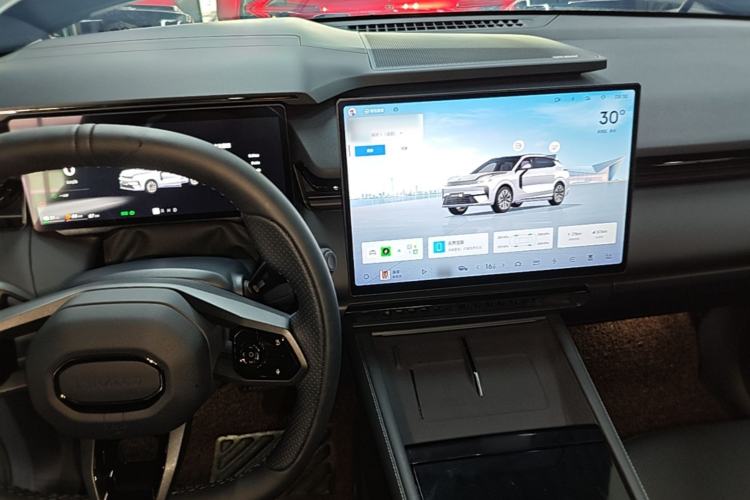 Used Lynk & Co 08 EM-P 2026 Model 160 Long-Range Max Center Console