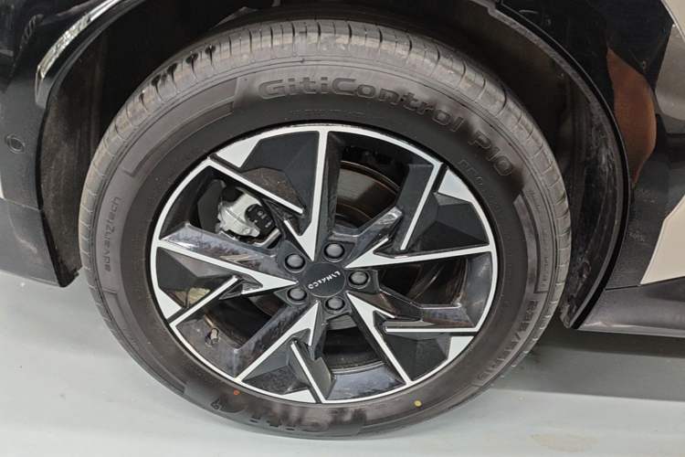 Used Lynk & Co 08 EM-P 2026 Model 160 Long-Range Max Exterior 5