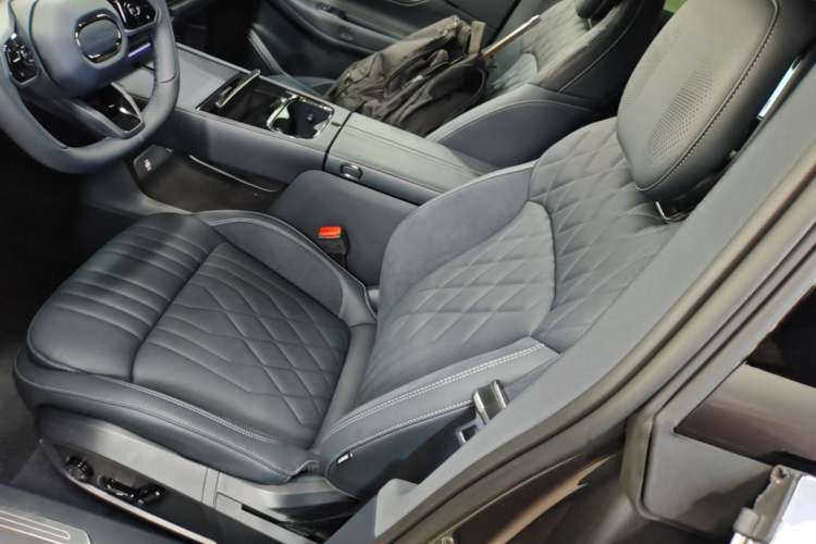Used Lynk & Co 08 EM-P 2026 Model, 230 Ultra Extended Range Left Front Seat