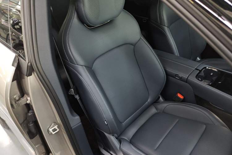 Used Lynk & Co 08 EM-P 2026 Model 160 Long-Range Max Right Front Seat