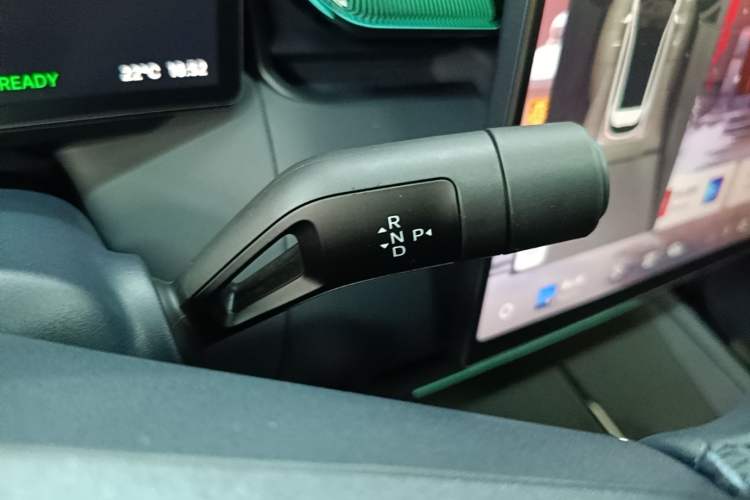 Used Lynk & Co 08 EM-P 2026 Model 160 Long-Range Max Gear Lever