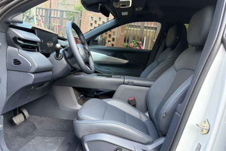 Used Lynk & Co 08 EM-P 2026 Model 160 Long-Range Max Interior 4