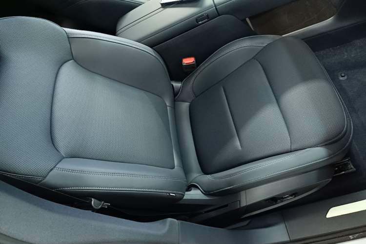 Used Lynk & Co 08 EM-P 2026 Model 160 Long-Range Max Right Front Seat