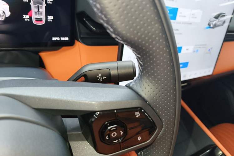 Used Lynk & Co 08 EM-P 2026 Model 210 Four-Wheel Drive Performance Ultra H7 Gear Lever