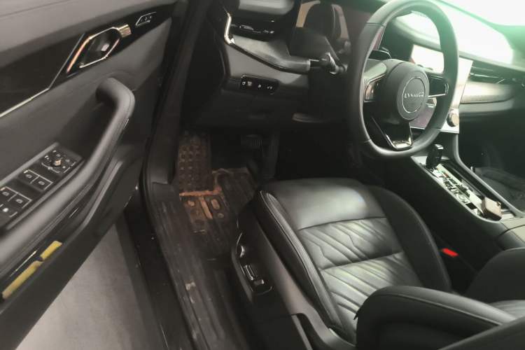 Used Lynk & Co 09 2021 2.0T Halo Six-Seater Driver Seat