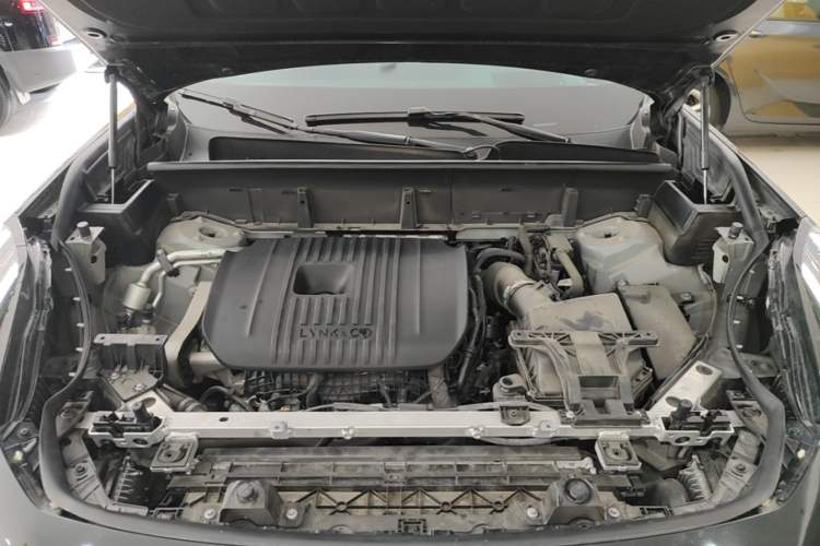Used Lynk & Co 09 2021 2.0T Halo Six-Seater Engine Bay