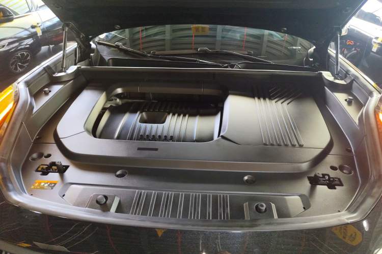 Used Lynk & Co 09 2021 2.0T Halo Six-Seater Engine Bay