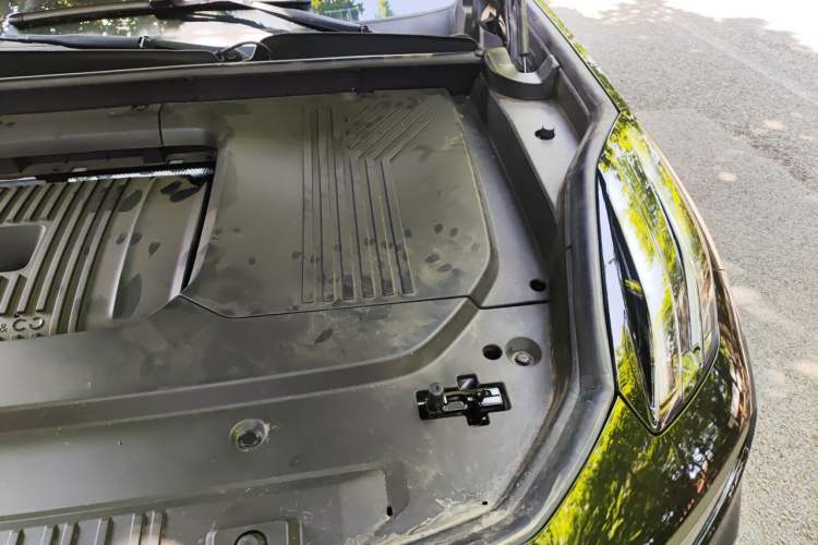 Used Lynk & Co 09 2021 2.0T Halo Six-Seater Engine Bay Left