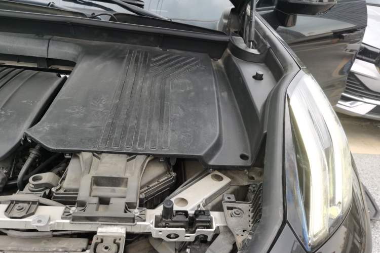 Used Lynk & Co 09 2021 2.0T Halo Six-Seater Engine Bay Left