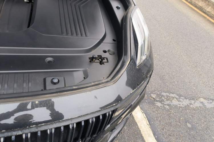 Used Lynk & Co 09 2021 2.0T Halo Six-Seater Engine Bay Left