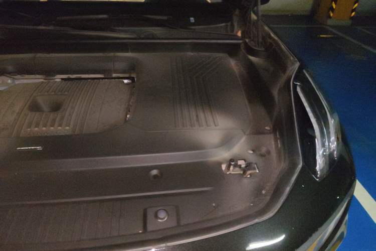 Used Lynk & Co 09 2021 2.0T Ultra 7-Seater Engine Bay Left