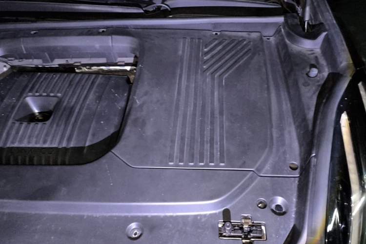 Used Lynk & Co 09 2021 2.0T Halo Seven-Seater Engine Bay Left