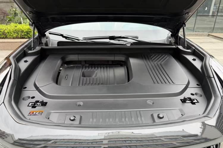 Used Lynk & Co 09 2021 2.0T Halo Six-Seater Engine Bay