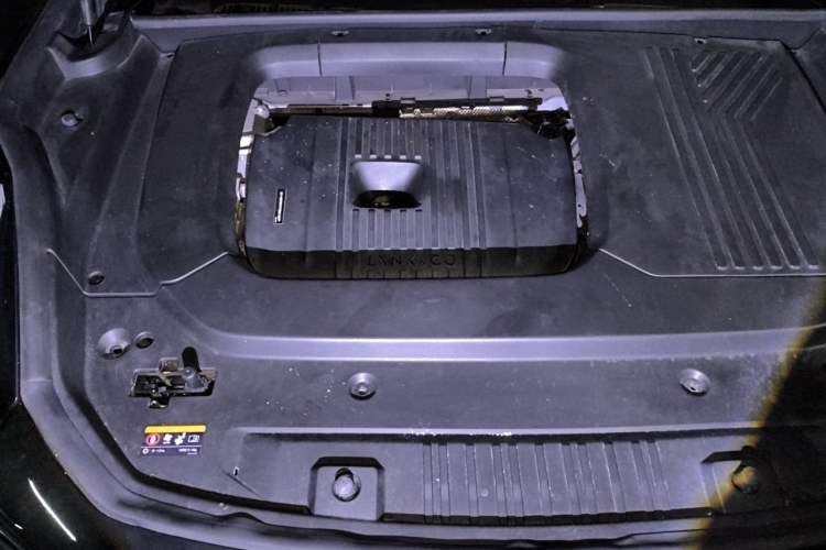 Used Lynk & Co 09 2021 2.0T Halo Seven-Seater Engine Bay