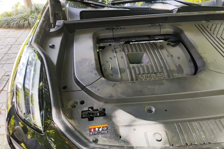 Used Lynk & Co 09 2021 2.0T Halo Six-Seater Engine Bay Right