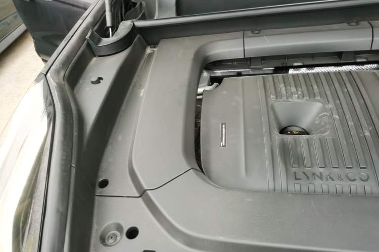 Used Lynk & Co 09 2021 2.0T Halo Seven-Seater Engine Bay Right