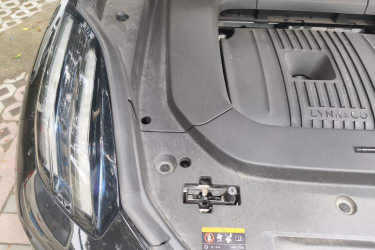 Used Lynk & Co 09 2021 2.0T Halo Six-Seater Engine Bay Right