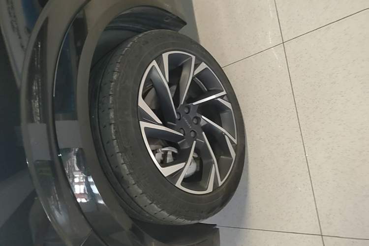 Used Lynk & Co 09 2021 2.0T Halo Six-Seater Exterior 4