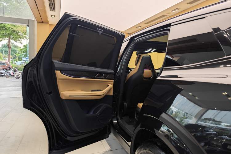 Used Lynk & Co 09 2021 2.0T Halo Six-Seater Exterior 6