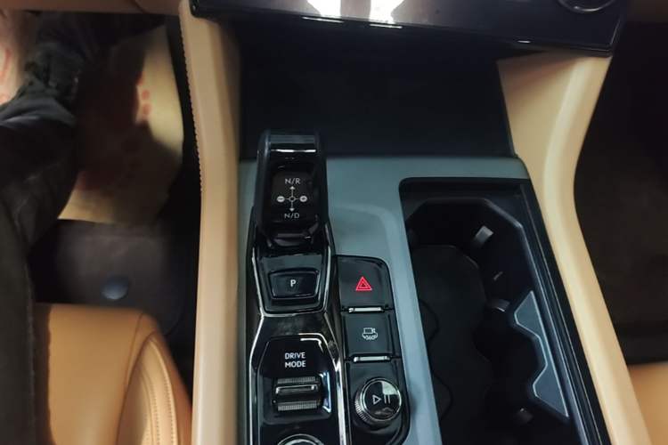 Used Lynk & Co 09 2021 2.0T Halo Six-Seater Gear Lever