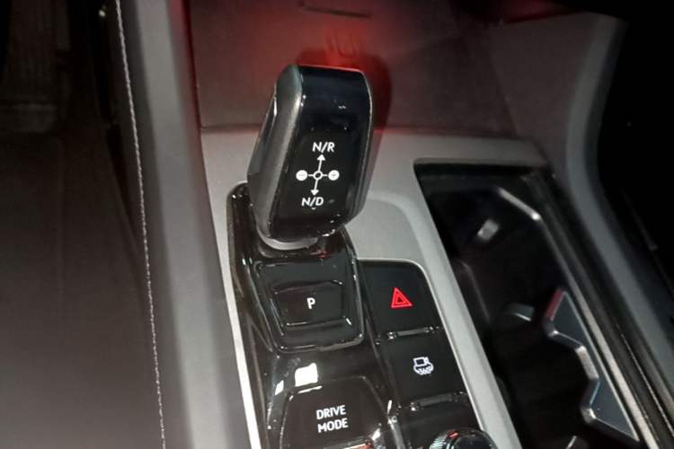 Used Lynk & Co 09 2021 2.0T Halo Six-Seater Gear Lever