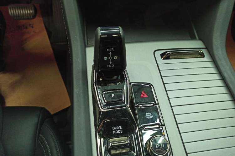Used Lynk & Co 09 2021 2.0T Halo Seven-Seater Gear Lever