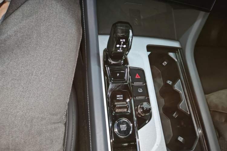 Used Lynk & Co 09 2021 2.0T Halo Six-Seater Gear Lever