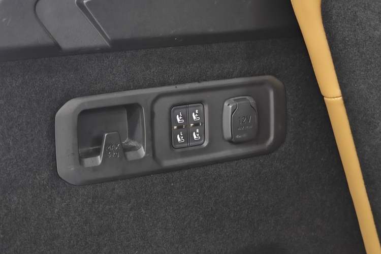 Used Lynk & Co 09 2021 2.0T Halo Six-Seater Interior 3