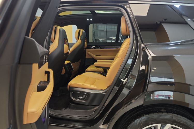 Used Lynk & Co 09 2021 2.0T Halo Six-Seater Interior 4