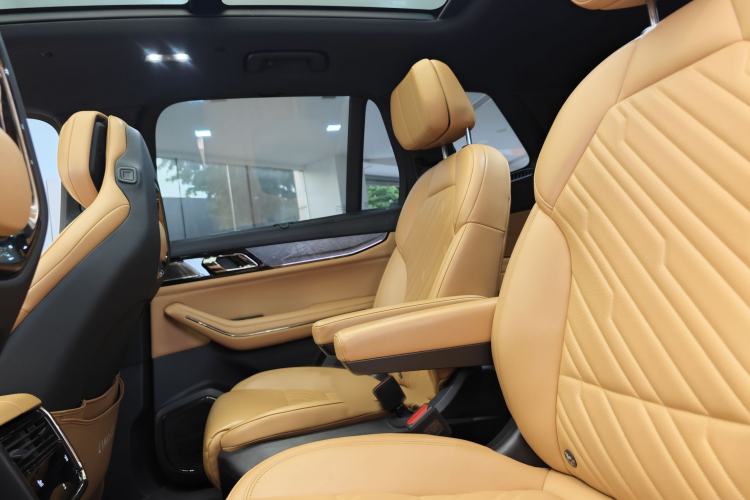 Used Lynk & Co 09 2021 2.0T Halo Six-Seater Interior 6