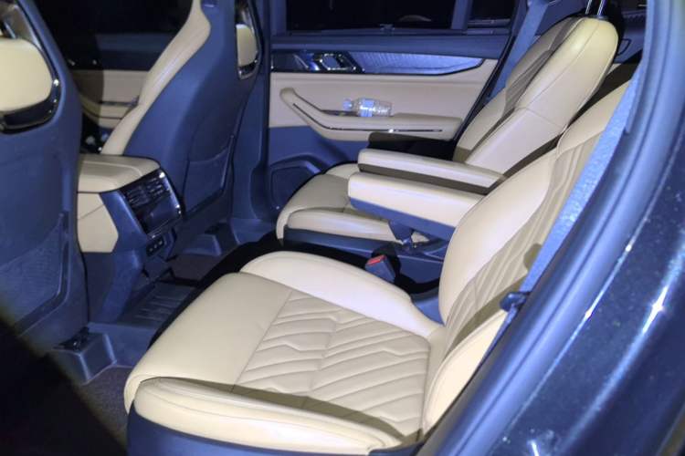 Used Lynk & Co 09 2021 2.0T Halo Six-Seater Left Rear Seat