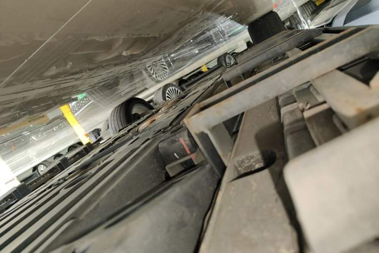 Used Lynk & Co 09 2021 2.0T Halo Six-Seater Left Side Sill