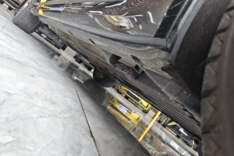 Used Lynk & Co 09 2021 2.0T Halo Six-Seater Left Side Sill