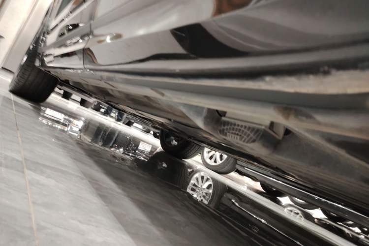 Used Lynk & Co 09 2021 2.0T Halo Six-Seater Left Side Sill