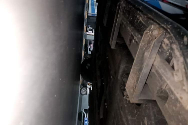 Used Lynk & Co 09 2021 2.0T Halo Six-Seater Left Side Sill