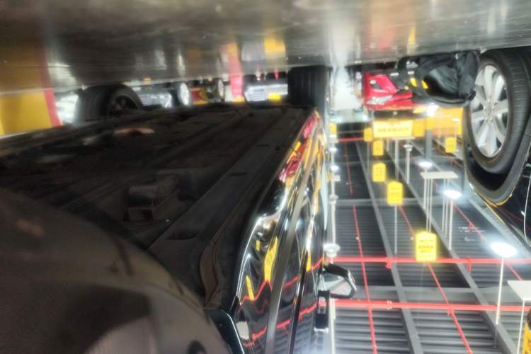Used Lynk & Co 09 2021 2.0T Halo Six-Seater Left Side Sill