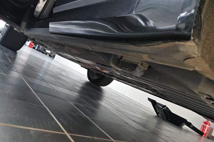 Used Lynk & Co 09 2021 2.0T Halo Six-Seater Left Side Sill