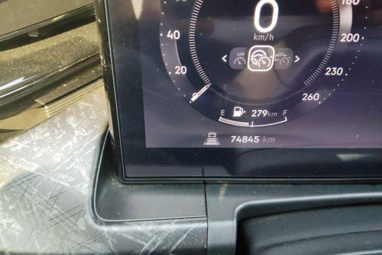Used Lynk & Co 09 2021 2.0T Halo Seven-Seater Odometer Close Up