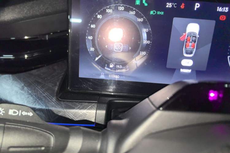 Used Lynk & Co 09 2021 2.0T Halo Six-Seater Odometer Close Up