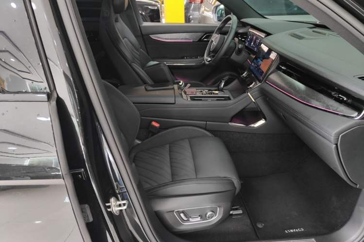 Used Lynk & Co 09 2021 2.0T Halo Six-Seater Right Front Seat