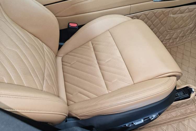Used Lynk & Co 09 2021 2.0T Halo Six-Seater Right Front Seat