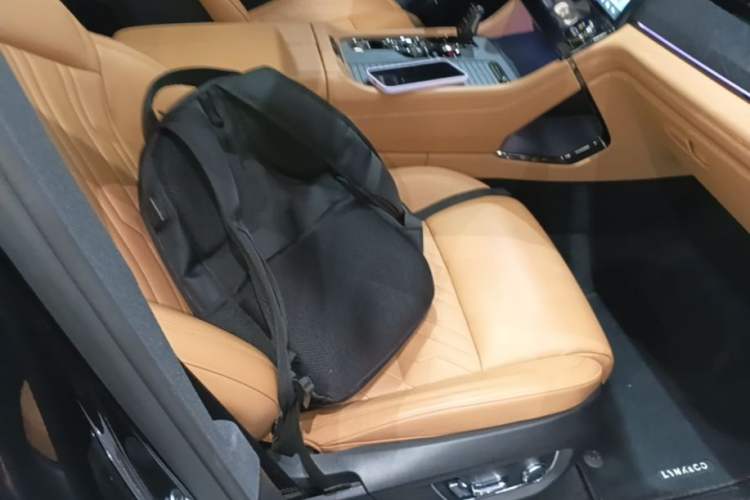 Used Lynk & Co 09 2021 2.0T Halo Six-Seater Right Front Seat