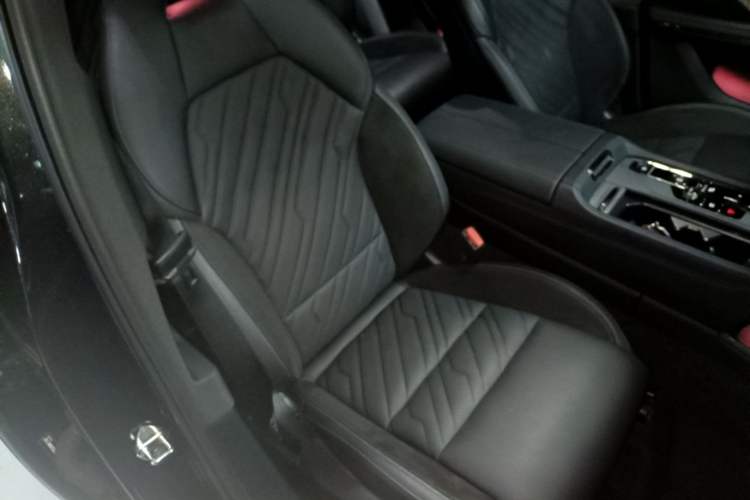 Used Lynk & Co 09 2021 2.0T Halo Six-Seater Right Front Seat