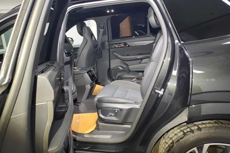 Used Lynk & Co 09 2021 2.0T Halo Six-Seater Right Rear Seat