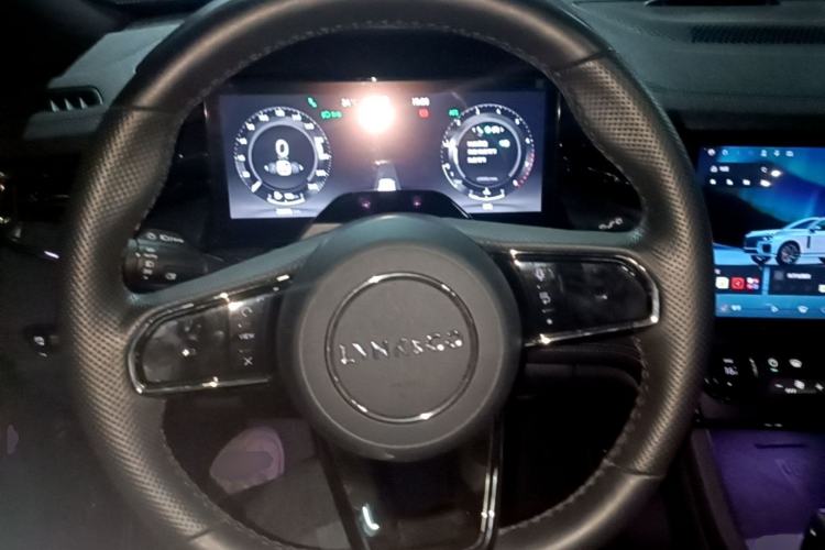 Used Lynk & Co 09 2021 2.0T Halo Six-Seater Steering Wheel