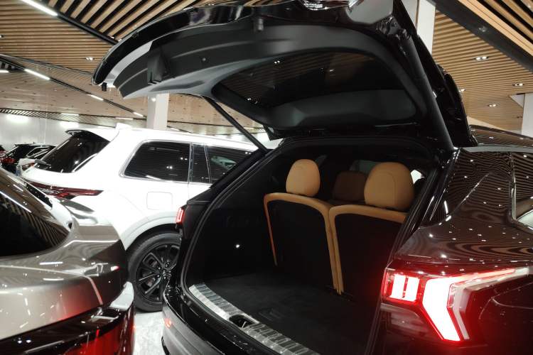Used Lynk & Co 09 2021 2.0T Halo Six-Seater Trunk
