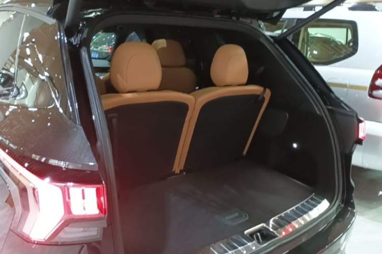 Used Lynk & Co 09 2021 2.0T Halo Six-Seater Trunk