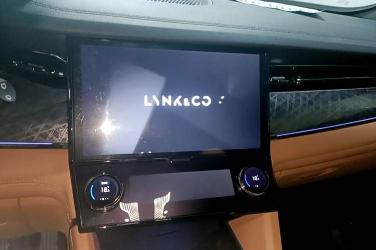 Used Lynk & Co 09 2021 2.0T Halo Seven-Seater Audio And AC Panel