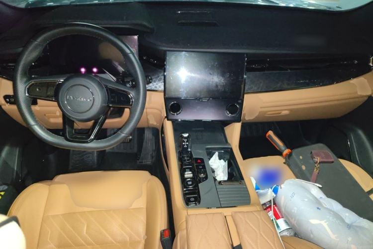 Used Lynk & Co 09 2021 2.0T Halo Seven-Seater Center Console