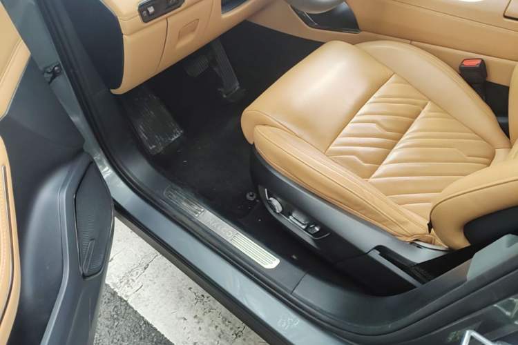 Used Lynk & Co 09 2021 2.0T Halo Six-Seater Driver Seat